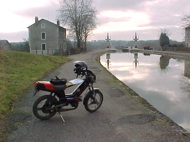 521 - LA MOB AU PONT CANAL DE BRIARE.jpg